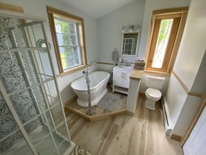 Baignoire, séchoir à cheveux, serviettes fournies, savon