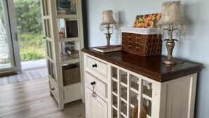 Un mueble de madera con cajones y una cesta de mimbre encima.