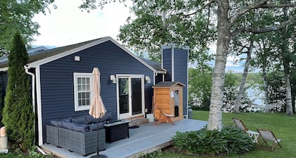 Peaceful waterfront home on quiet cove with outdoor sauna near shops & hiking