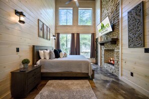 1 bedroom, free WiFi, bed sheets - 1 BR in Heart of Hochatown - Pet Friendly W/ Firewood Provided & EV Outlet (Broken Bow)