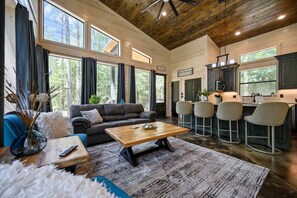 Smart TV, fireplace - 1 BR in Heart of Hochatown - Pet Friendly W/ Firewood Provided & EV Outlet (Broken Bow)