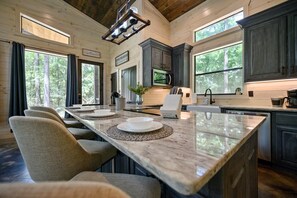 Fridge, microwave, oven, stovetop - 1 BR in Heart of Hochatown - Pet Friendly W/ Firewood Provided & EV Outlet (Broken Bow)