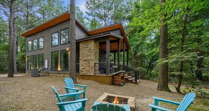 1 BR in Heart of Hochatown - Pet Friendly W/ Firewood Provided & EV Outlet