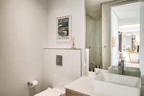 Dusche, Haartrockner, Handtücher