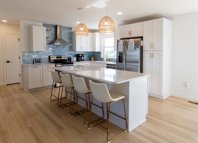 🏖️2Min Walk to Ocean! Hot Tub! Huge New Deck! Quiet Road! Dogs! Open floorplan