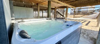 ⭐️2Min Walk to Ocean! Hot Tub! Huge New Deck! Quiet Road! Dogs! Open floorplan💥
