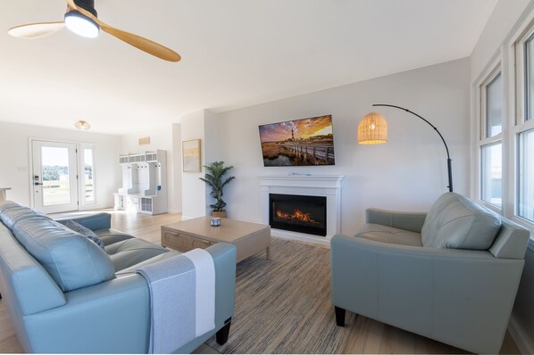 Smart-TV, Kamin, Bücher