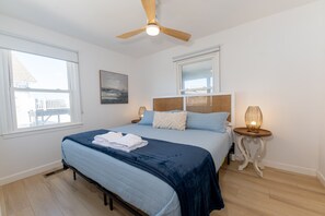 4 bedrooms, iron/ironing board, travel cot, free WiFi - 🏖️2Min Walk to Ocean! Hot Tub! Huge New Deck! Quiet Road! Dogs! Open floorplan (Kitty Hawk)