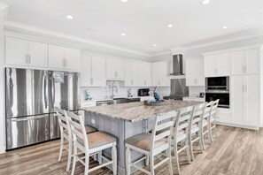 Refrigerador, microondas, horno y lavavajillas 