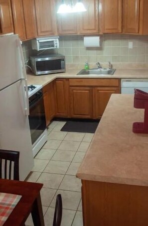 Fridge, microwave, oven, stovetop - 3 blocks from the beach!!! 3 BR w/ fenced backyard (Norfolk)
