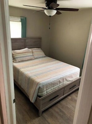 3 bedrooms, iron/ironing board, free WiFi, bed sheets - 3 blocks from the beach!!! 3 BR w/ fenced backyard (Norfolk)