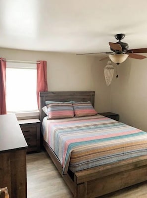 3 slaapkamers, een strijkplank/strijkijzer, gratis wifi, beddengoed