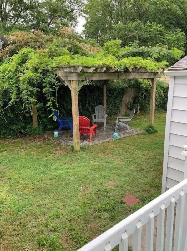 Property grounds - 3 blocks from the beach!!! 3 BR w/ fenced backyard (Norfolk)