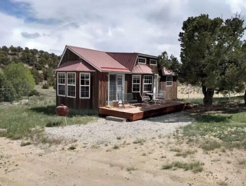 Cheerful cottage enjoys expansive views of 14ers