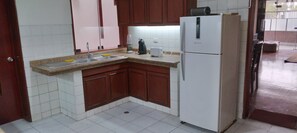 Kylskåp, ugn, kaffe- och tebryggare och brödrost