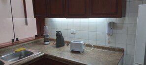 Kylskåp, ugn, kaffe- och tebryggare och brödrost