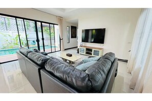 Living area - Cheerful and Spacious 3 bedrooms Pool Villa (Tambon Chalong)