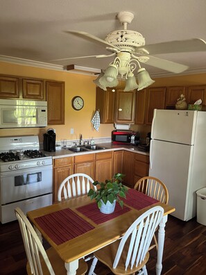 Fridge, microwave, oven, stovetop - Mother-in-law’s Quarters (Selmer)