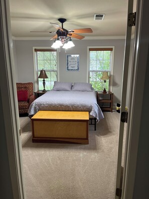 1 bedroom, desk, free WiFi, bed sheets - One Bedroom One Bath Apartment (Selmer)