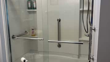 Bruser, hårtørrer, håndklæder, Sæbe