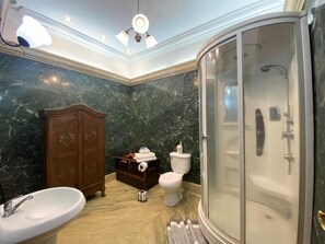 Bathroom - Indian Palace Hotel Boutique Spa (Antigua Guatemala)