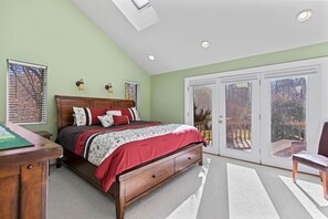 4 bedrooms, desk, iron/ironing board, travel crib