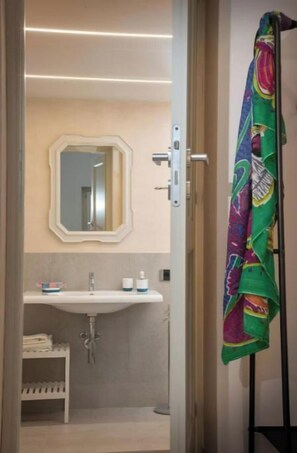 Doccia, asciugacapelli, asciugamani, sapone