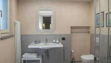 Dusche, Haartrockner, HandtĂŒcher, Seife