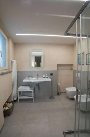 Een douche, een haardroger, handdoeken, zeep