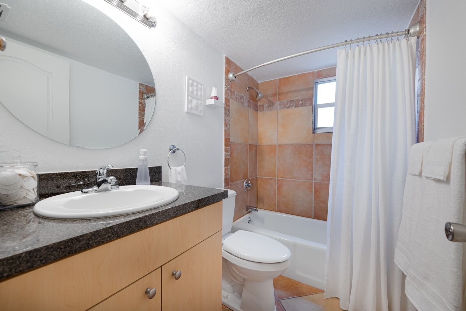 Ein Badezimmer mit Waschbecken, Toilette und Duschbereich.