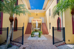 Property grounds - ★ NEW ★ Serene Retreat | Private Patio & Pool ★ (Sarasota)