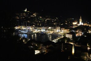 Marina - Bellavista 4 star apartment with big terrace and see view (Jelsa)