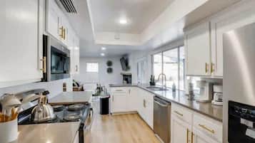 Geladeira, micro-ondas, fogão, cooktop