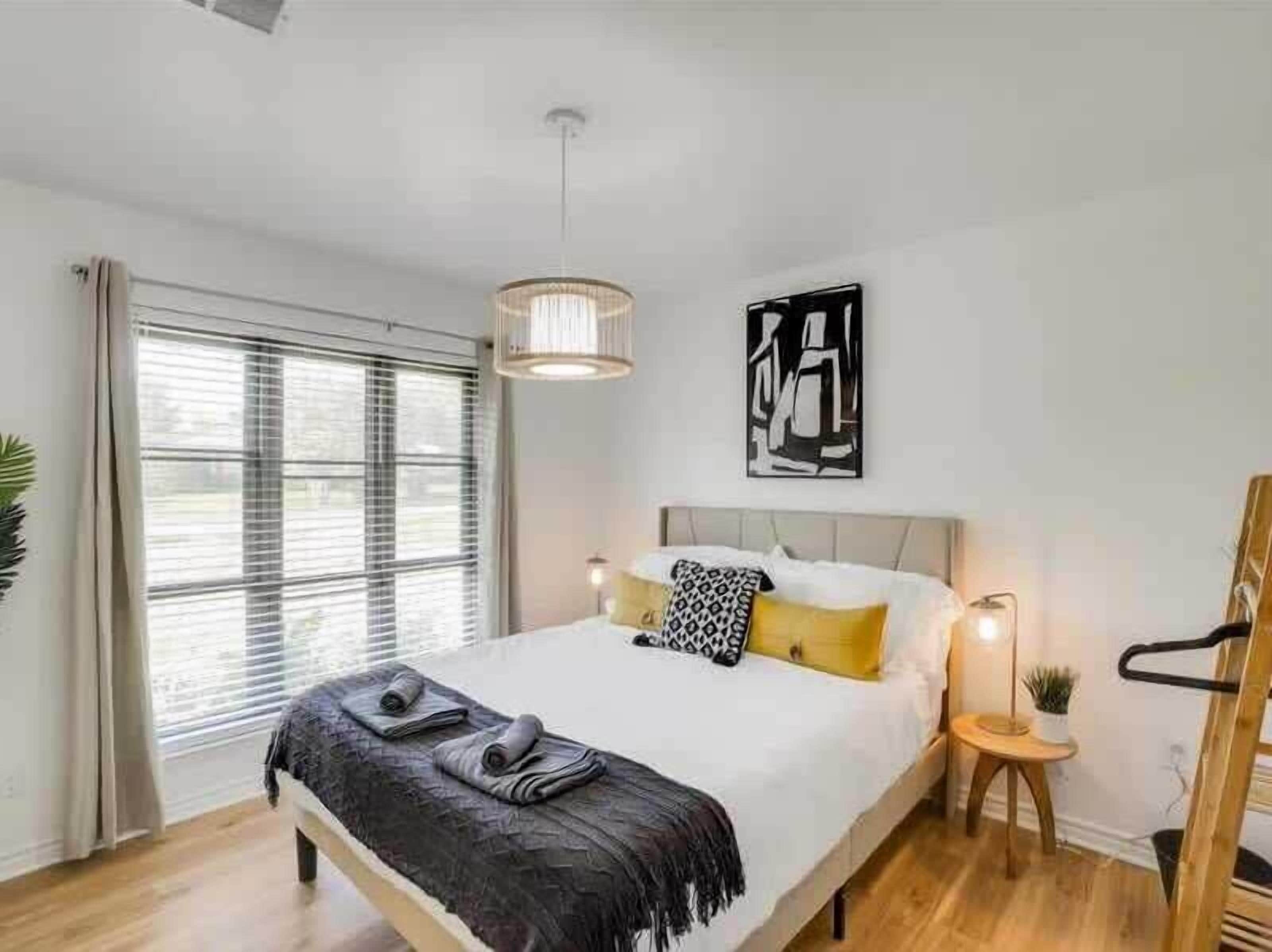 6 bedrooms, desk, iron/ironing board, travel cot