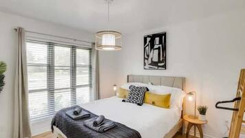 6 bedrooms, desk, iron/ironing board, travel cot