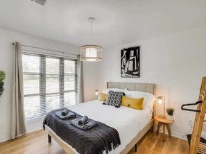 6 quartos, escrivaninha, ferros/tábuas de passar roupa, berço de viagem