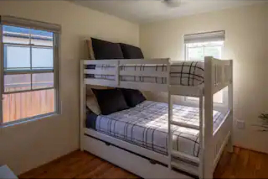 Bay Park 2-bedroom 1-bath with fireplace & bunkbed