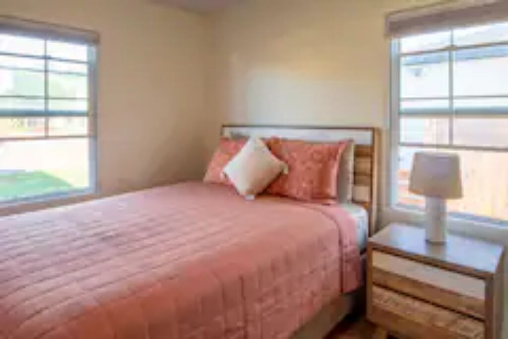 Bay Park 2-bedroom 1-bath with fireplace & bunkbed