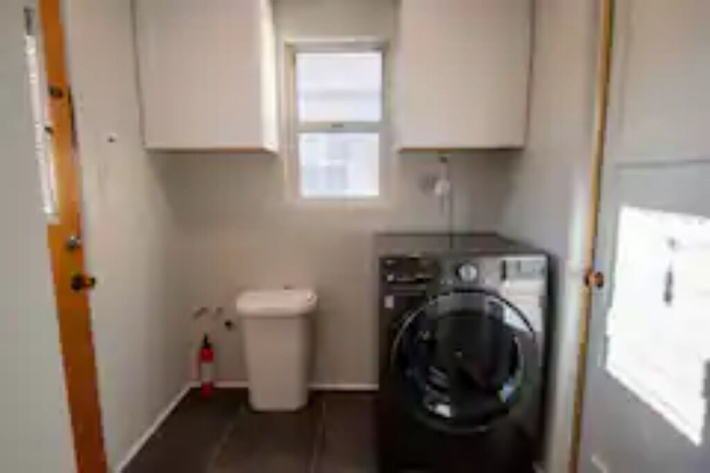 Bay Park 2-bedroom 1-bath with fireplace & bunkbed