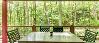 Pet-Friendly Otto Mountain Cabin w/ Fireplace!