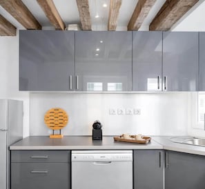 ثلاجة، ميكروويف، موقد طهي مسطح، غسالة أطباق