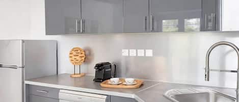 Kühlschrank, Mikrowelle, Herdplatte, Geschirrspüler