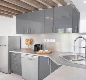Fridge, microwave, stovetop, dishwasher