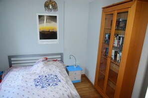2 habitaciones, cuna de viaje, wifi gratis y ropa de cama