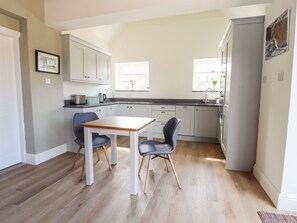 Fridge, dishwasher, electric kettle, toaster - Swallow Cottage (Sandbach)