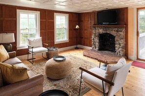 Foyer, livres, écran d’ordinateur