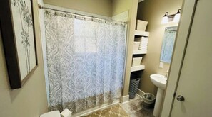 Ducha y bañera combinadas, secador de pelo, toallas y jabón