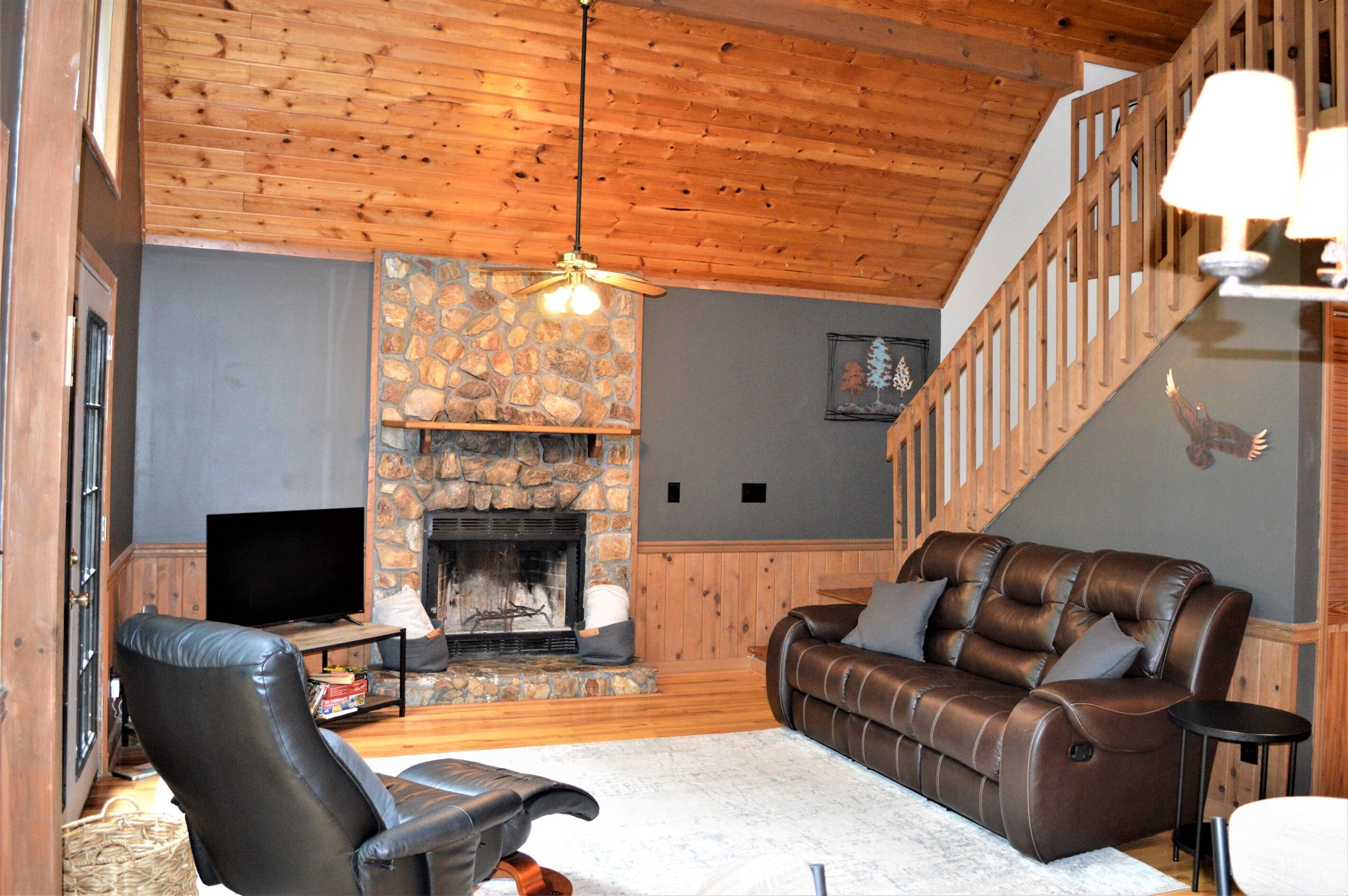 Winter Sale! Cabin w Hot Tub Low Rates Nov and Dec