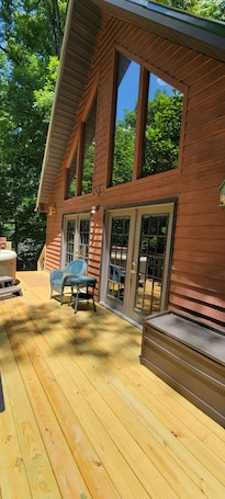 Terrace/patio. Cabin near Fontana and NOC