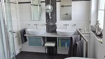 Badewanne, Haartrockner, Handtücher, Seife